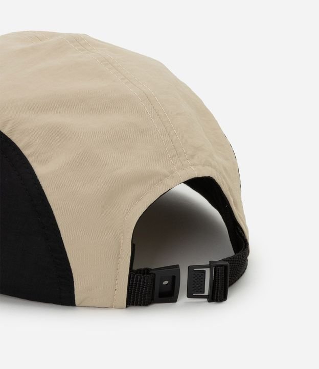 Gorra 5 Panel en Microfibra con Recortes y Etiqueta Stay Grounded 5
