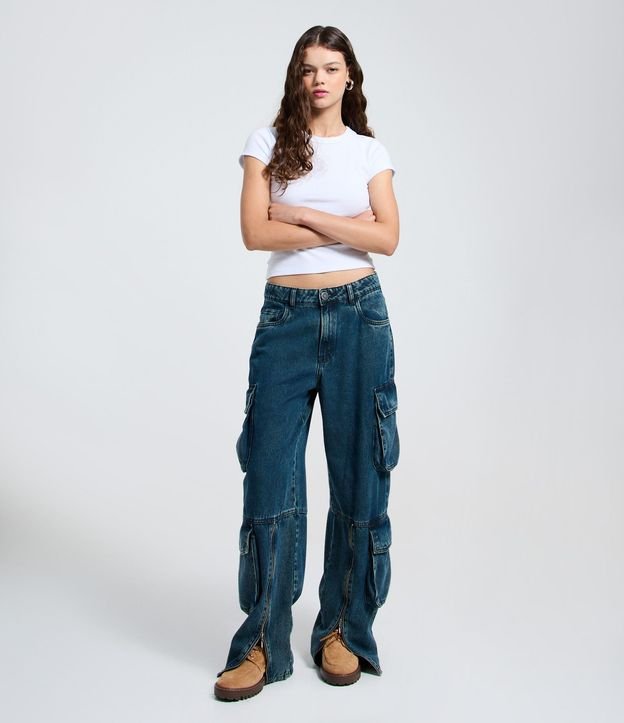 Pantalón Cargo Loose en Jeans con Bolsillos Estructurados Laterales 2