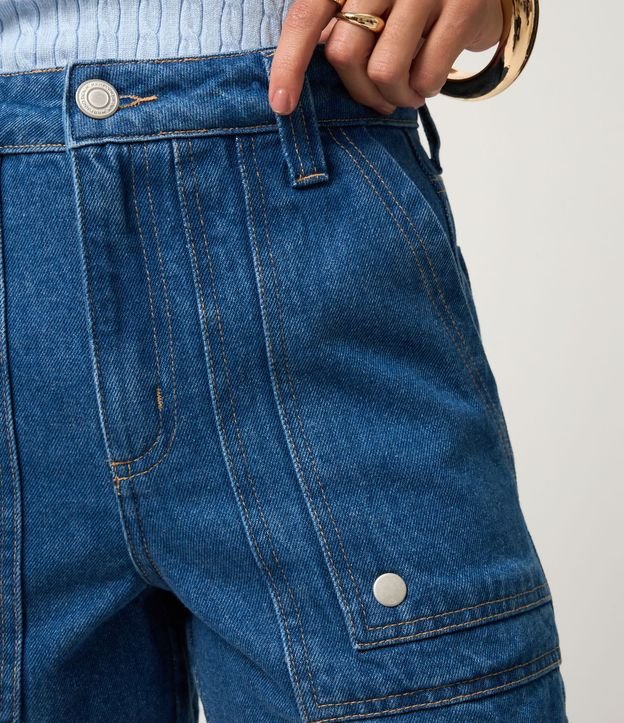 Short Mom en Jeans con Recorte en Bolsillo Carpintero 4