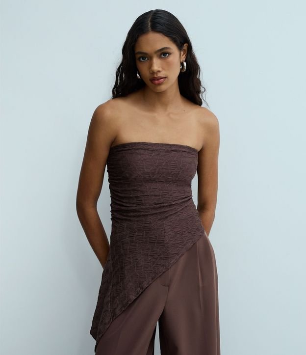 Blusa Sin Breteles Texturizada con Ruedo Asimétrico