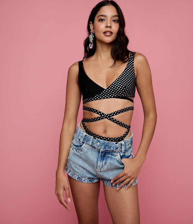Short Micro en Jeans con Cintura Baja Cinturón y Tachuelas Aplicadas 2