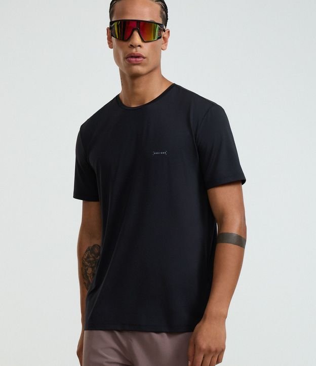 Remera Deportiva Regular con Tecnologia Dry y Estampa Localizada