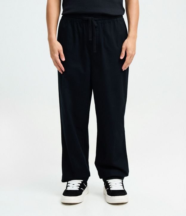 Pantalón Sarga Lisa con Cintura Elástica y Lazo Modelo Relaxed 2