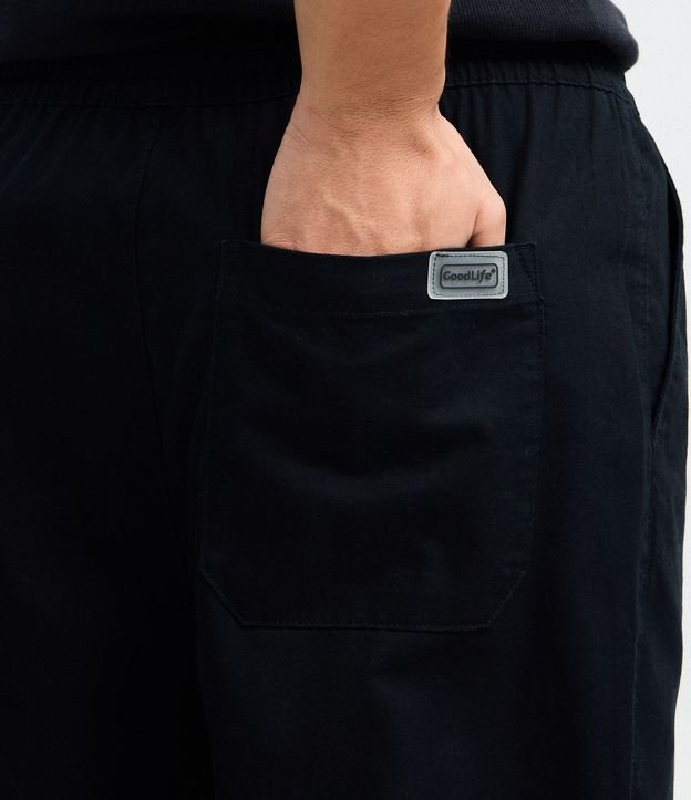Pantalón Sarga Lisa con Cintura Elástica y Lazo Modelo Relaxed 4