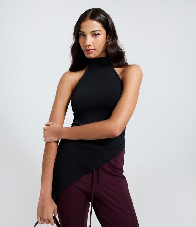 Blusa en Poliamida con Escote Halter y Ruedo Asimétrico