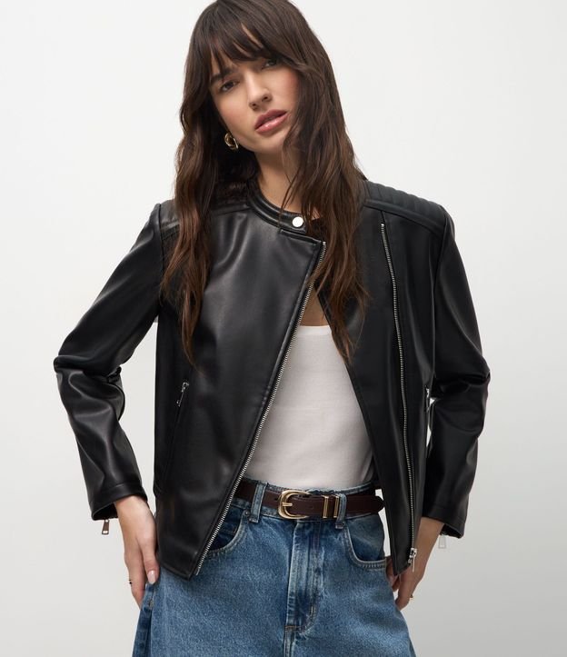Campera Biker en PU con Capitoneada en el Hombro y Fechamentos en Cremallera 1