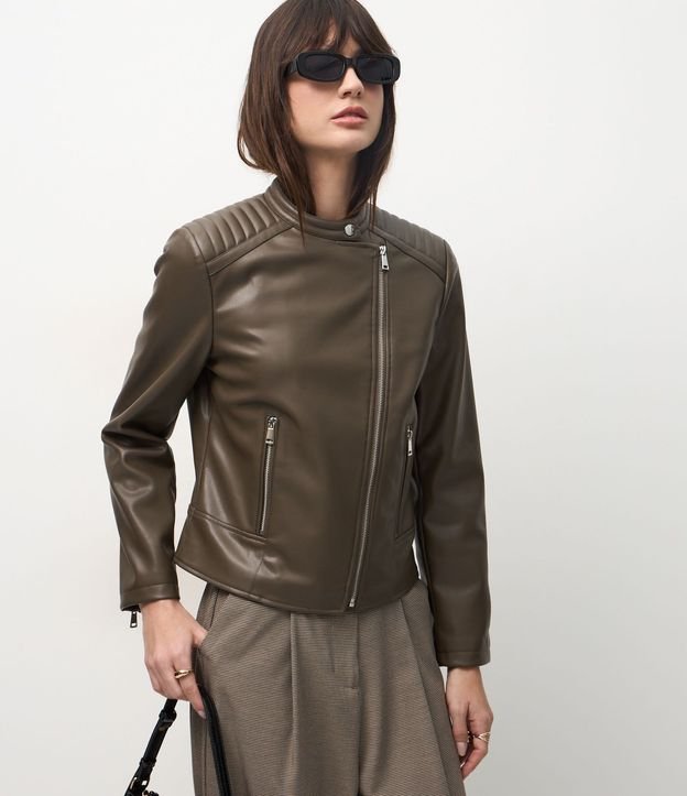Campera Biker en PU con Capitoneada en el Hombro y Fechamentos en Cremallera 2