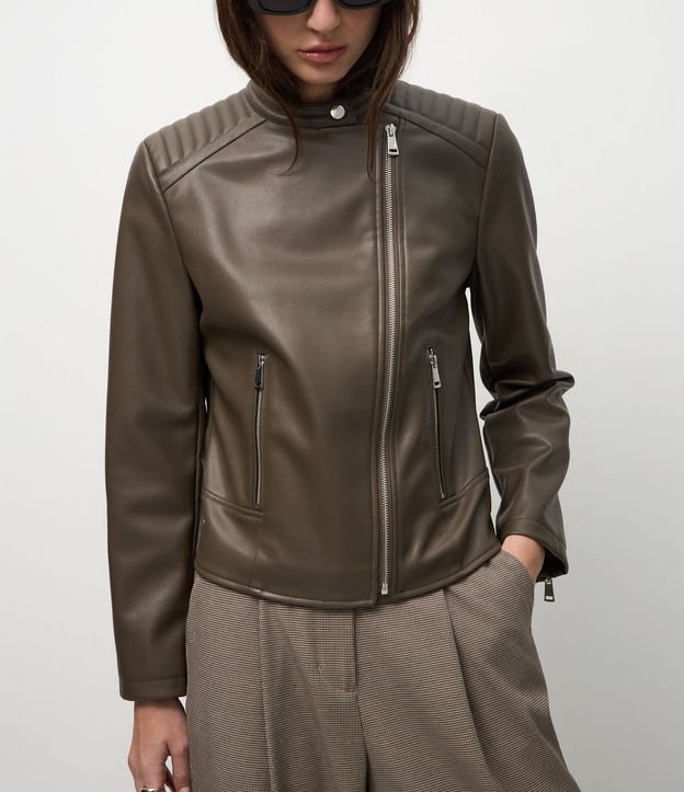 Campera Biker en PU con Capitoneada en el Hombro y Fechamentos en Cremallera 4
