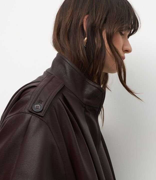 Campera Oversized en PU con Pliegues Marcadas y Hebillas en el Puño