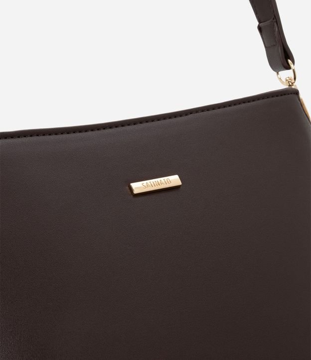 Cartera Pequeña en Material Sintético con Detalles Metalizados 5