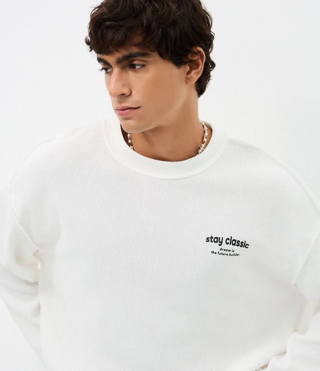 Remera con Elastano Texturizado y Estampa Lettering 4