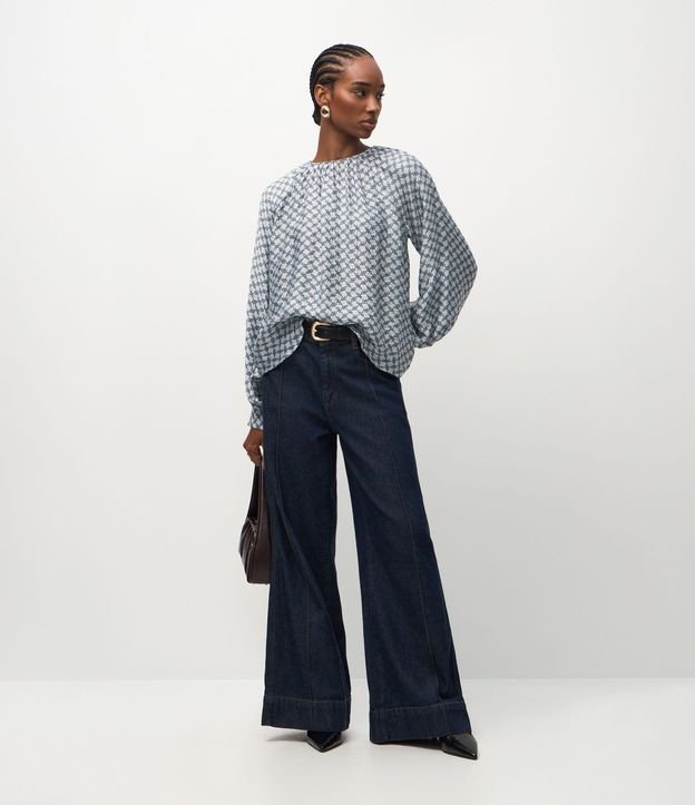 Blusa em Viscose com Franzido no Decote e Estampa Geométrica