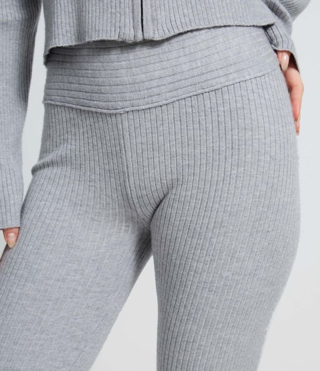 Pantalón Femenino Flare en Tricot Acanalado de Cintura Alta 3