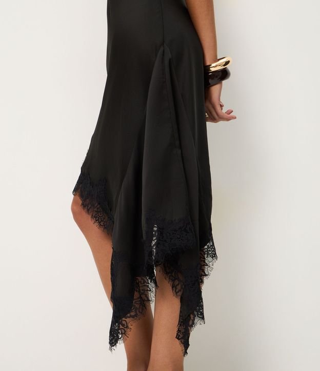 Vestido en Satén con Escote Halter y Bajo Assimétrica 3