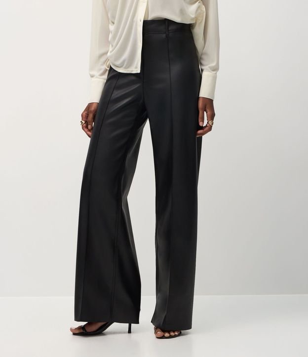 Pantalón Wide Leg en PU con Aplicación de Bolsillos 3