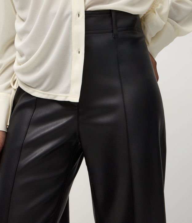 Pantalón Wide Leg en PU con Aplicación de Bolsillos 4