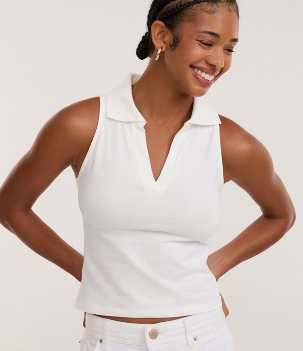 Blusa Polo en Escote V sin Mangas 5