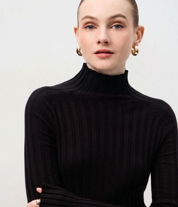 Blusa en Punto con Cuello Alto y Manga Larga