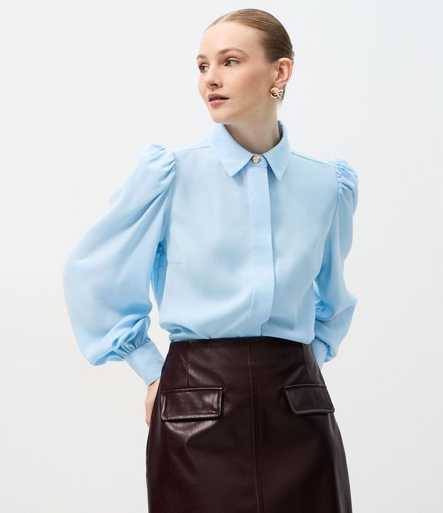 Camisa en Crepé con Botón Diferenciado y Manga Abullonada
