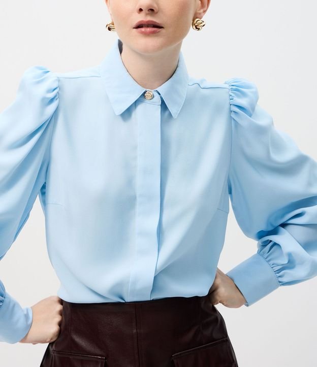 Camisa en Crepé con Botón Diferenciado y Manga Abullonada 4
