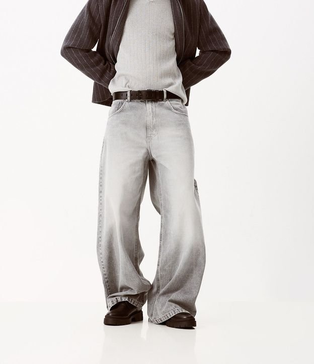 Pantalón Mega Baggy en Jeans con Bordado Localizado 2