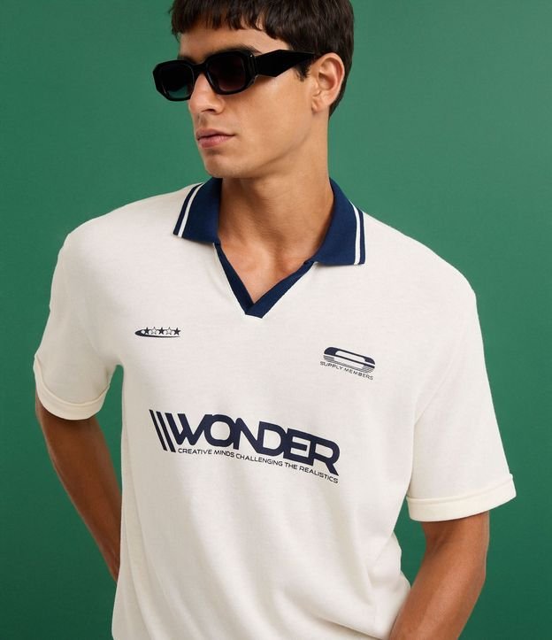 Remera Boxy Deportiva en Algodón con Cuello Polo Contrastante y Estampa Wonder 4