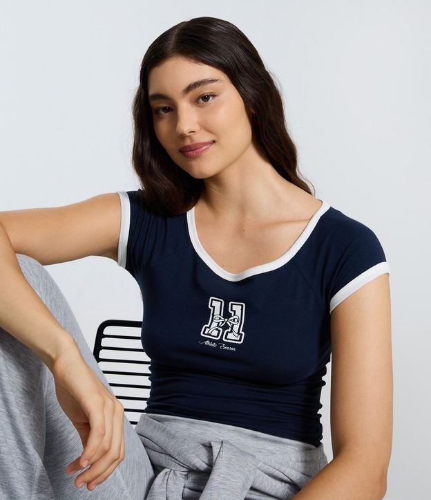 Blusa con Detalles Contrastantes y Estampa Numeral