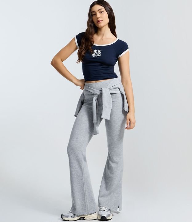 Blusa con Detalles Contrastantes y Estampa Numeral 2