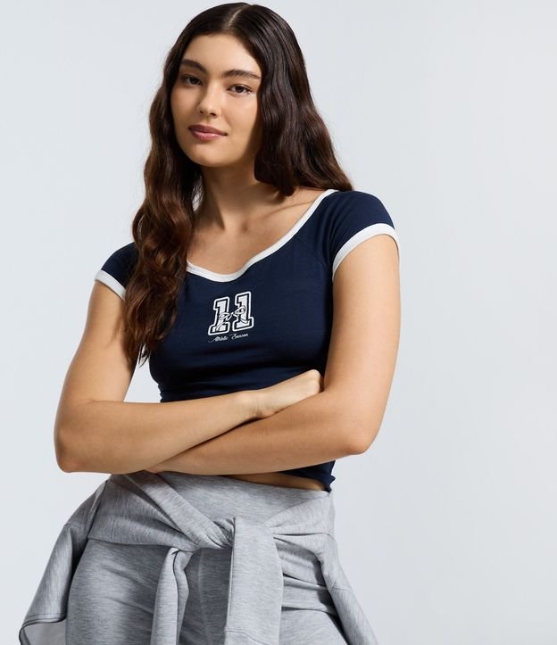 Blusa con Detalles Contrastantes y Estampa Numeral 3