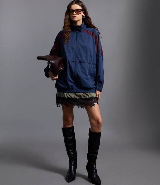 Campera Corta Vento Oversized con Recortes Contrastantes 4