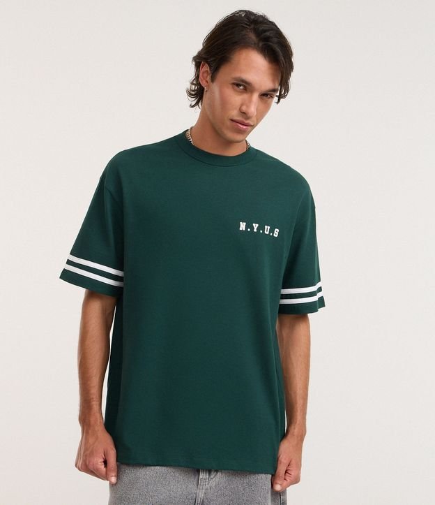 Remera Relaxed en Algodón con Rayas y Estampa NYUS 93
