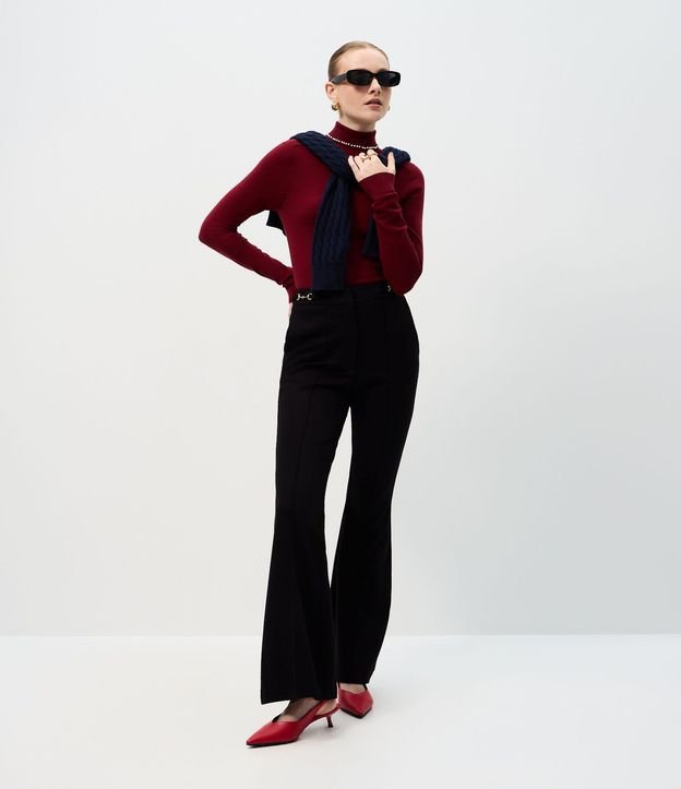 Pantalón Flare con Adorno Metálico en la Cintura