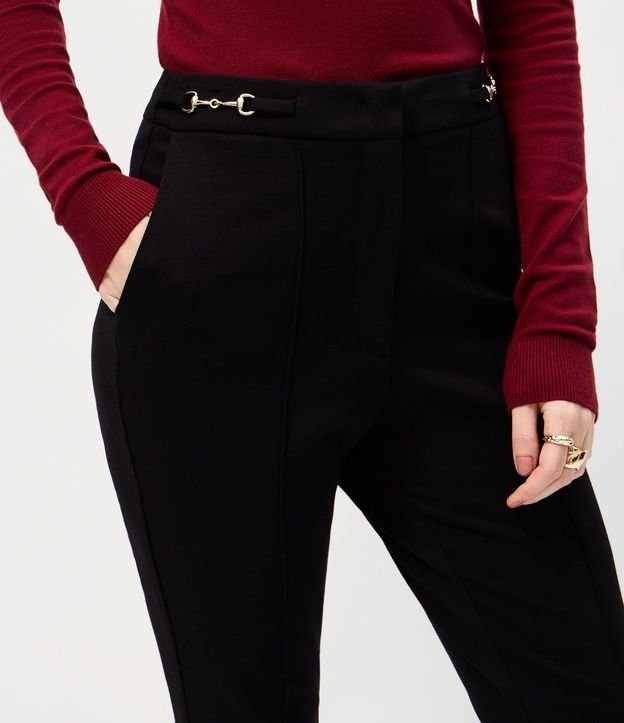 Pantalón Flare con Adorno Metálico en la Cintura 4