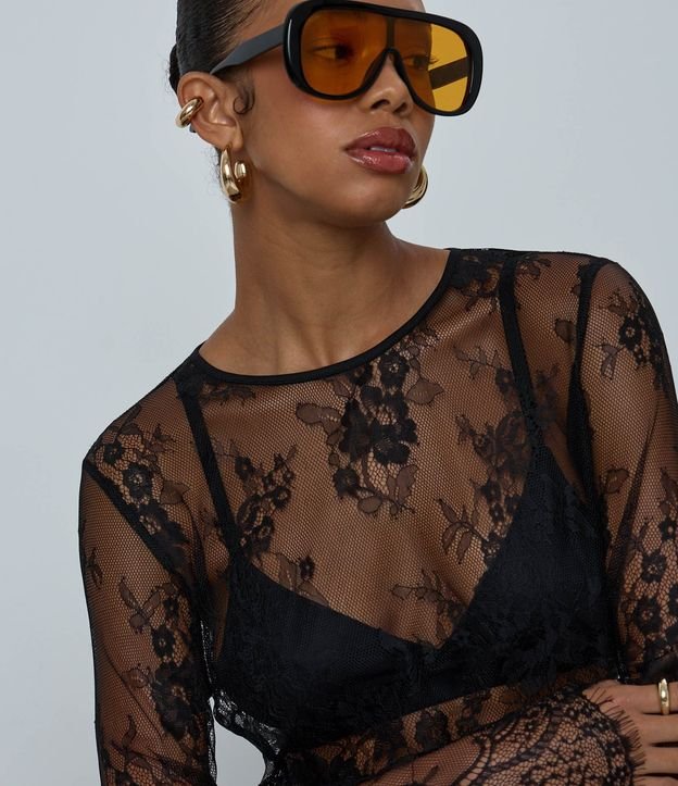 Blusa Cuello Alto con Diseños de Flores en Encaje