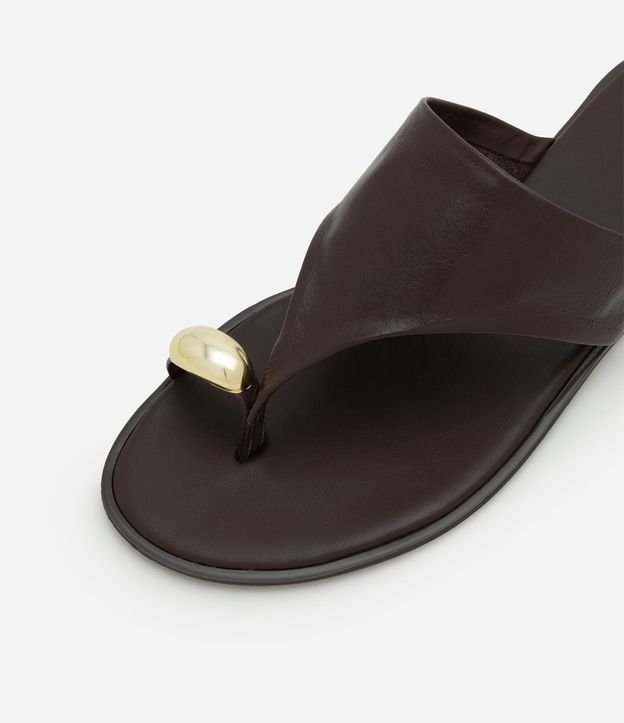 Sandalia Plana en Cuero con Dedera y Detalle Bold 4
