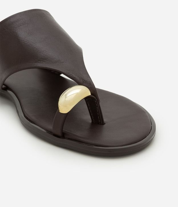 Sandalia Plana en Cuero con Dedera y Detalle Bold 6