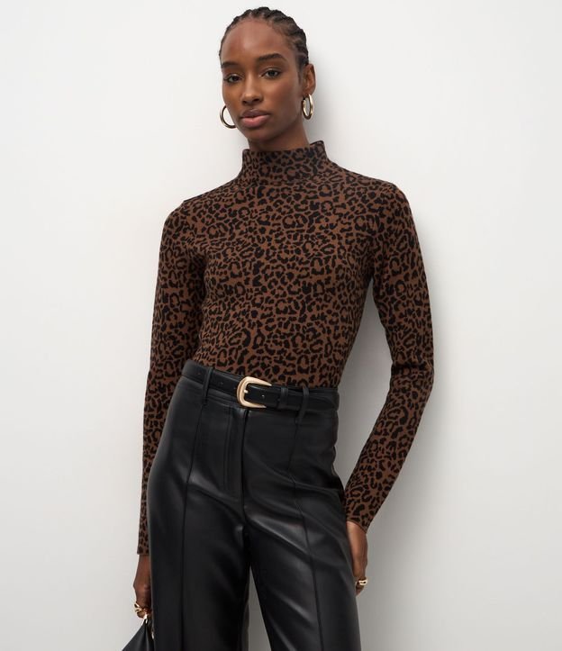 Blusa en Jacquard con Cuello Alto y Estampa de Animal Print