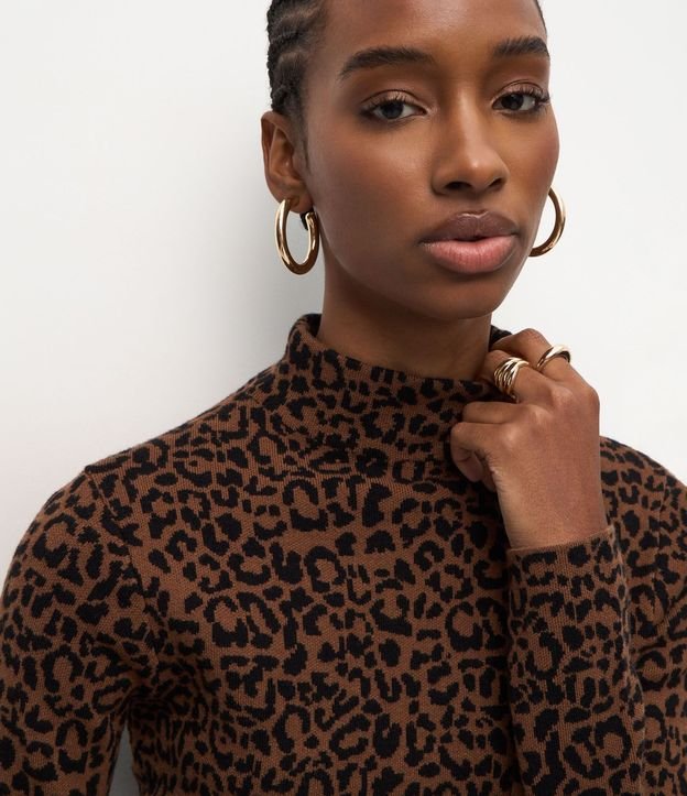Blusa en Jacquard con Cuello Alto y Estampa de Animal Print 3