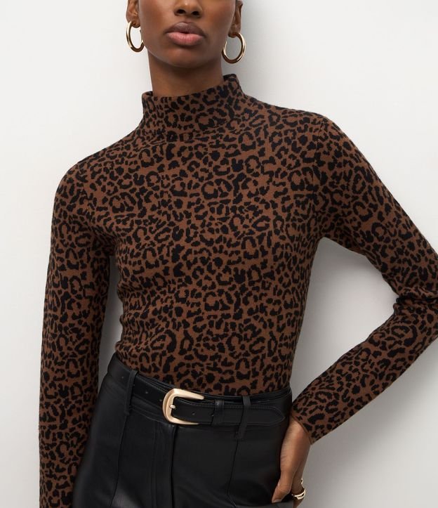 Blusa en Jacquard con Cuello Alto y Estampa de Animal Print 4