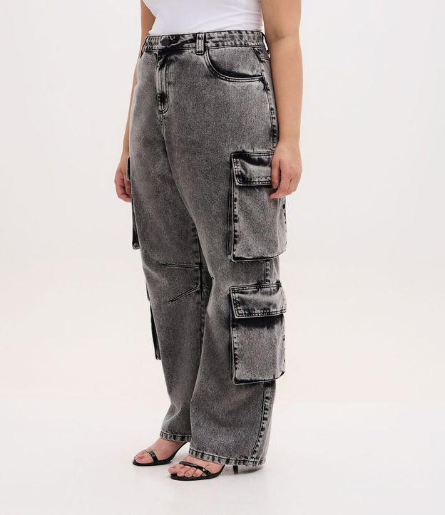 Pantalón Recto  en Jeans con Bolsillo Cargo y Efecto Desteñido 2