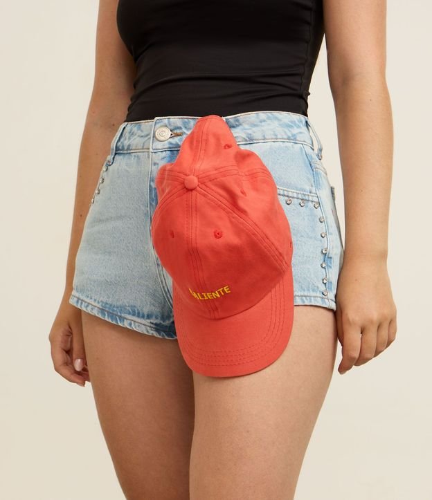 Gorra en Sarga con Aba Curva y Bordado Lettering "Caliente" 7