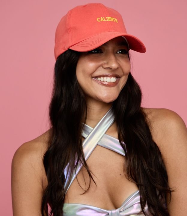 Gorra en Sarga con Aba Curva y Bordado Lettering "Caliente"