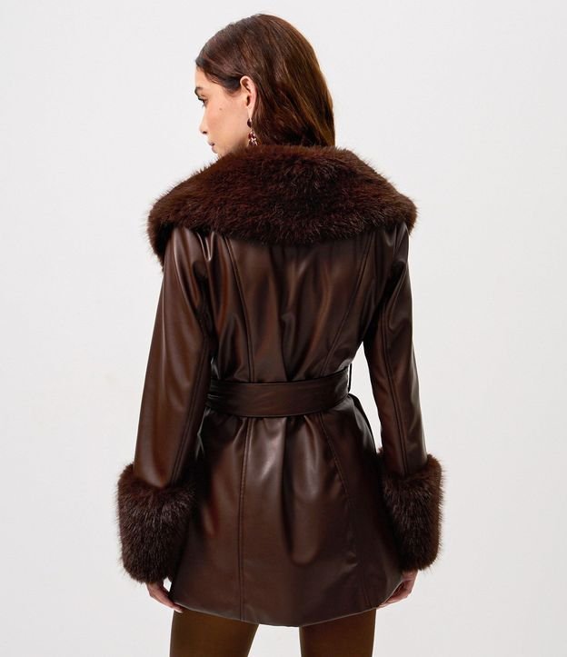 Blazer Alargado en PU con Cinturón Cinta y Detalles en Pelo 4