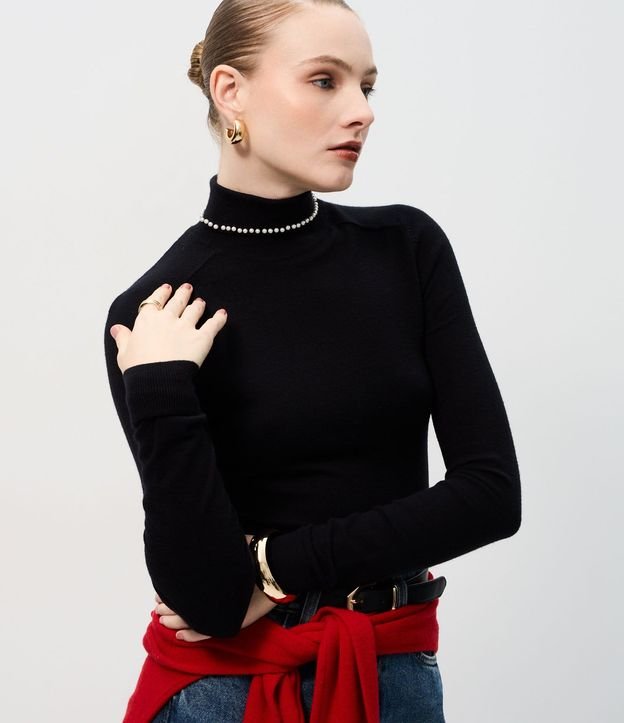 Blusa Regular en Punto con Aplicación de Lunares en el Cuello