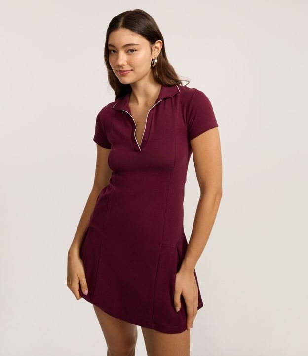 Vestido corto Sportcore en Rib con Cuello Polo Contrastante