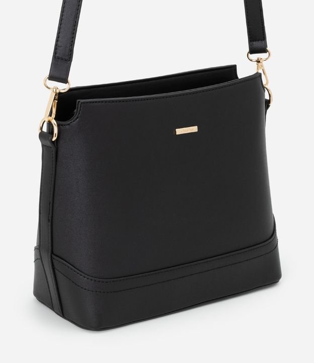 Cartera Pequeña en Material Sintético con Detalles Metalizados