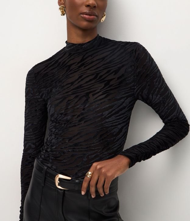Blusa Regular en Tule con Estampa Texturizada Animal Print 4