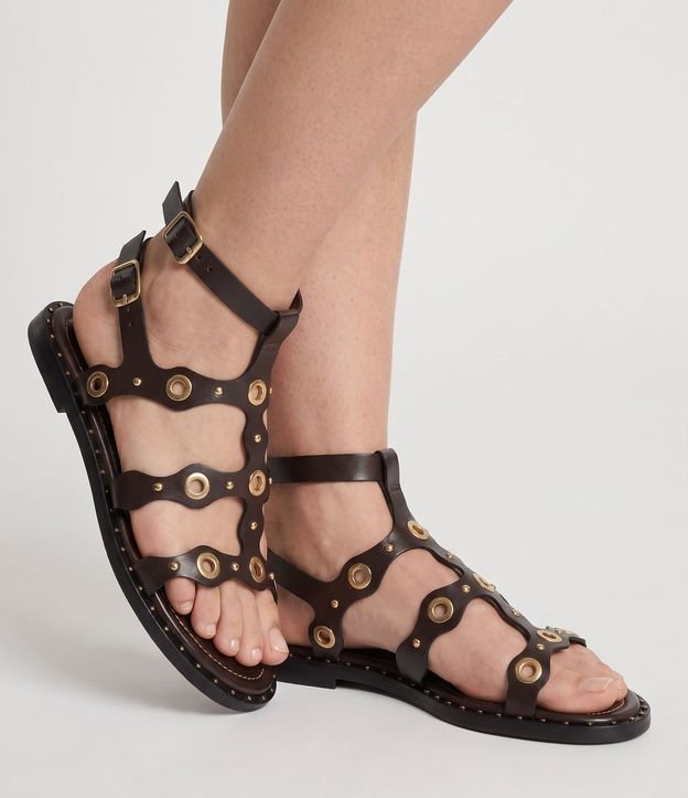 Sandalia Plana Gladiadora con Detalles Metálicos 2