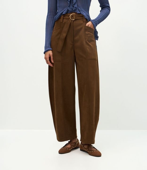 Pantalón Barrel en Gamuza con Cintura Estructurado y Cinto con Hebilla 1