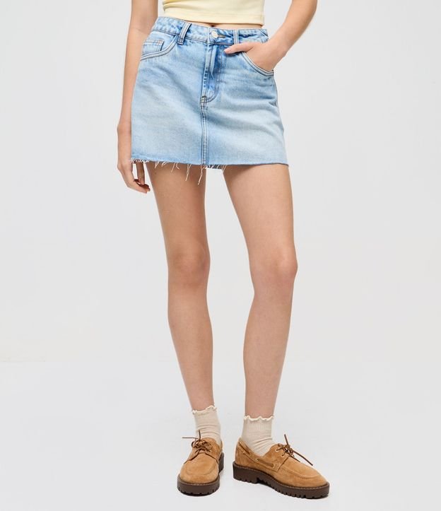 Minifalda en Jeans con Ruedo a hilo y Lavado Claro 2